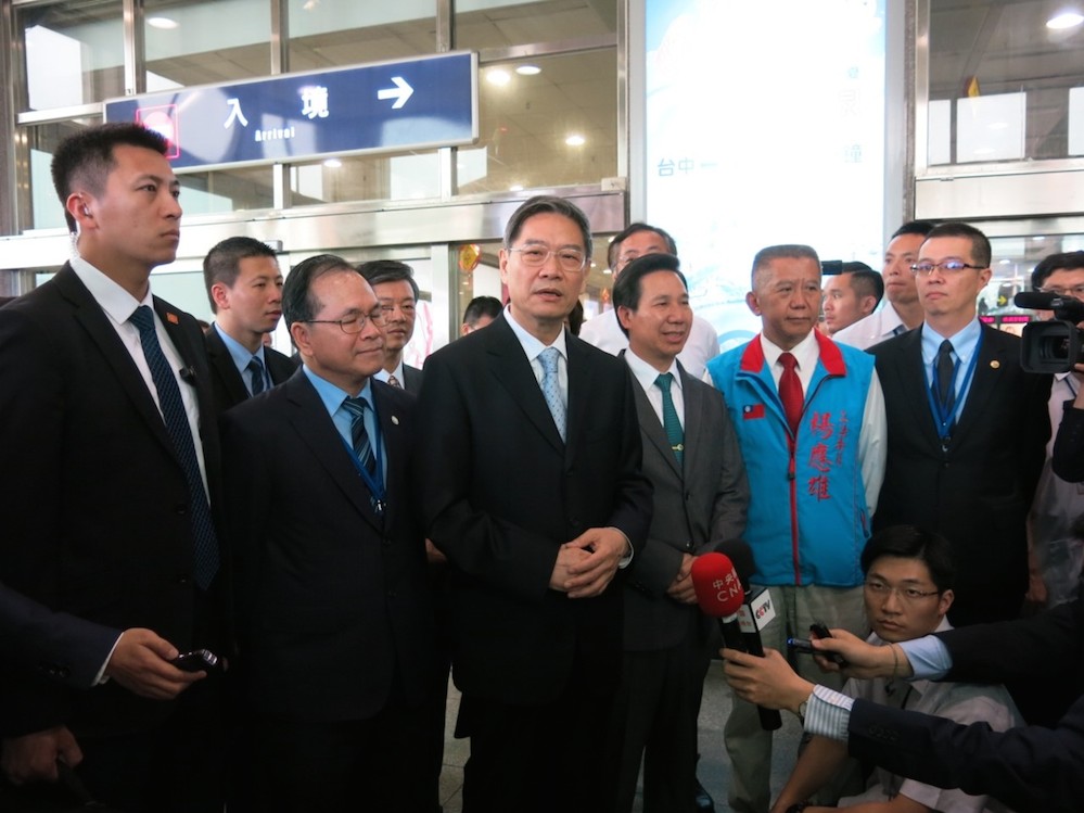中國國台辦主任張志軍23日率團參訪金門，下午1點左右抵達金門水頭碼頭，由陸委會副主委林祖嘉迎接。圖：夏張會媒體群組提供