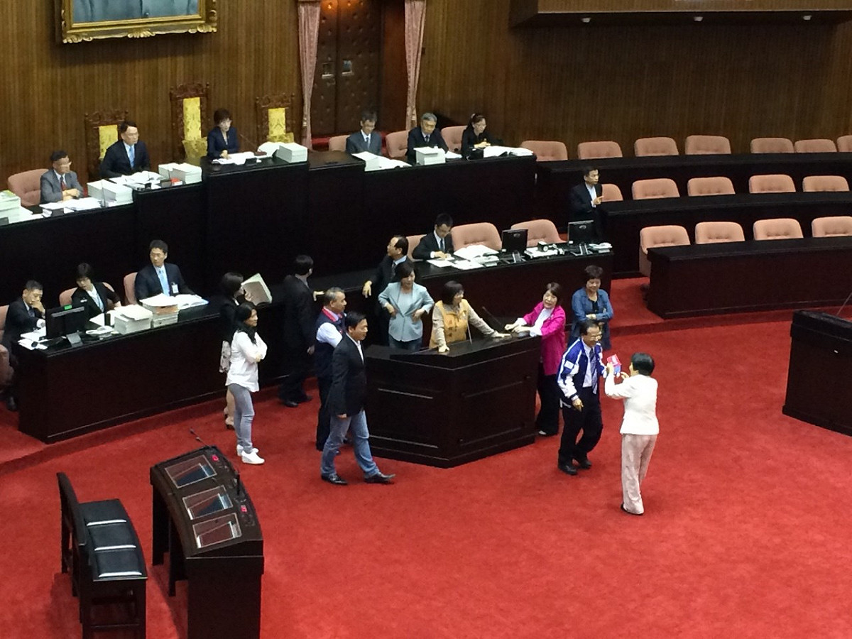 立法院12日院會再度因為台聯的議事杯葛而空轉，藍營對此表達極度不滿，藍委賴士葆說，往後不會再提《監督條例》復議案。圖：符芳碩/攝