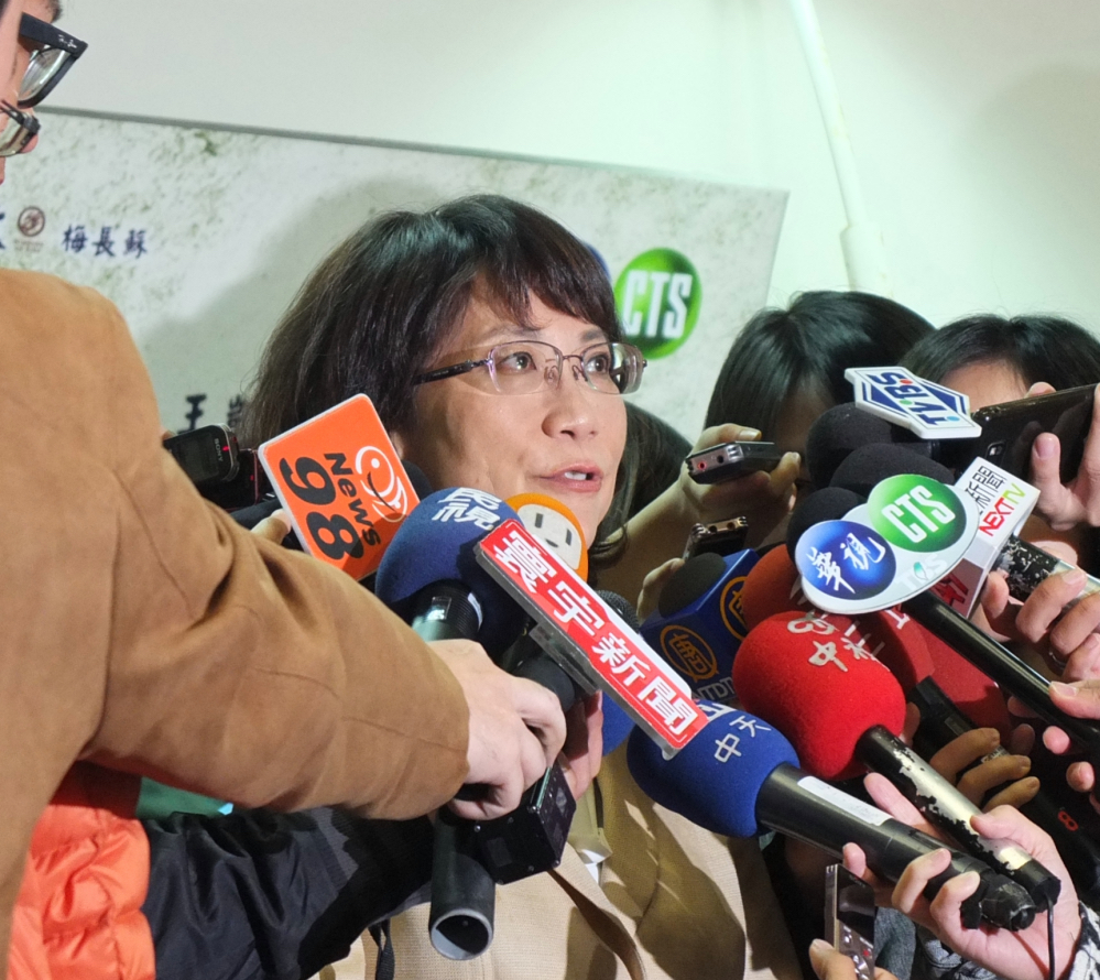 國民黨副總統候選人王如玄26日面對世貿新城的質疑，5度迴避媒體的問題。圖：翁嫆琄/攝