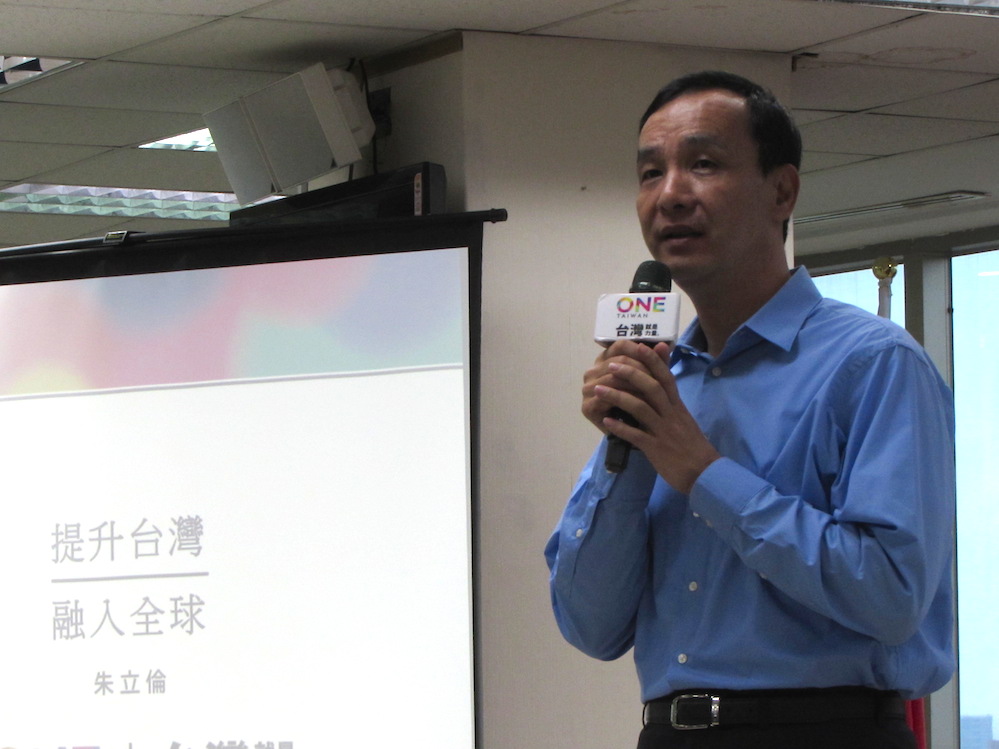 國民黨總統參選人朱立倫19日舉行國家經濟政策談話會，呼籲台灣要走向「自由經濟島」，並提出2個策略，批評民進黨只說要開放卻不說如何做到。圖：邱珮文/攝