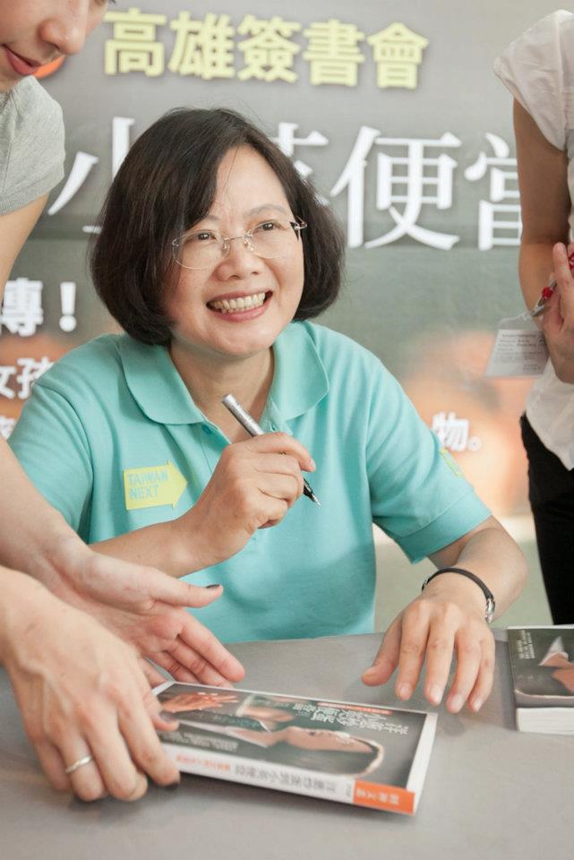 蔡英文今天上午前往高雄參加立委邱議瑩競選總部成立大會。隨後，則在高雄舉行新書的簽書會。圖片來源：翻攝自蔡英文臉書。
