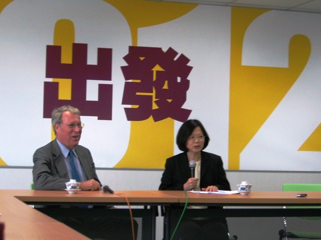 美國在台協會理事主席薄瑞光（左）27日拜會民進黨主席蔡英文時強調，他沒有從華府帶來特定訊息，也沒有替中國傳話。圖：林朝億/攝