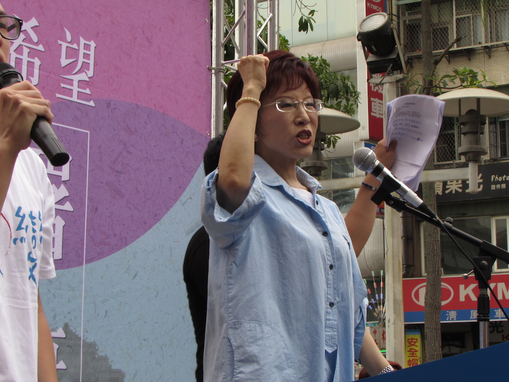 洪秀柱辦公室發言人游梓翔表示，因為高雄市警局願意全力協助，辦公室決定14日行程照舊，讓柱柱姊去逛瑞豐夜市。圖：新頭殼資料照片