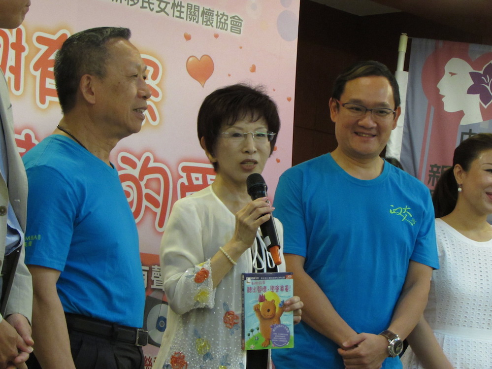 國民黨準總統參選人洪秀柱1日出席中華民國新移民女性關懷協會的受贈有聲書活動，對於黨內質疑其兩岸政策，避而不答。圖：邱珮文/攝