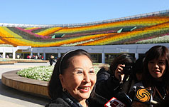 國父孫中山的孫女孫穗芬乘坐的轎車，今（1日）晨在台北市建國高架橋往桃園方向匝道口與另一輛轎車對撞，目前已送緊急到新光醫院進行急救。圖為孫穗芬日前參觀花博時接受媒體採訪時的開朗神情。圖片來源：中央社