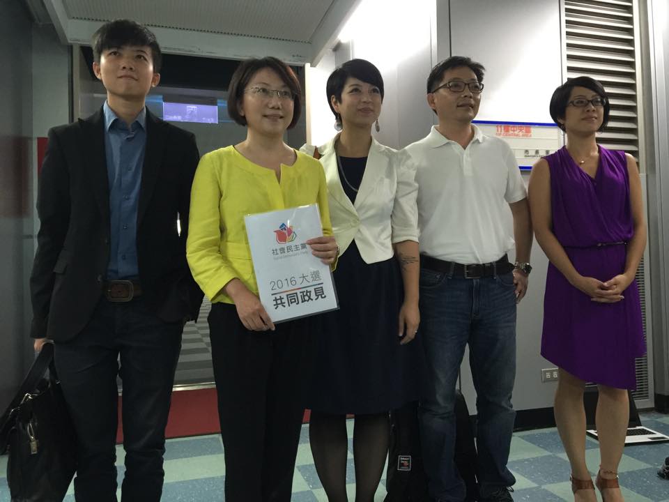 社會民主黨召集人范雲(左二)25日晚間帶著社民黨信義南松山區立委參選人呂欣潔(圖中)、文山南中正區立委參選人苗博雅(左一)、中山北松山區參選人李晏榕(右一)、內湖南港區參選人陳尚志(右二)等人，前往台北市政府拜會市長柯文哲。圖：劉奕霆/攝