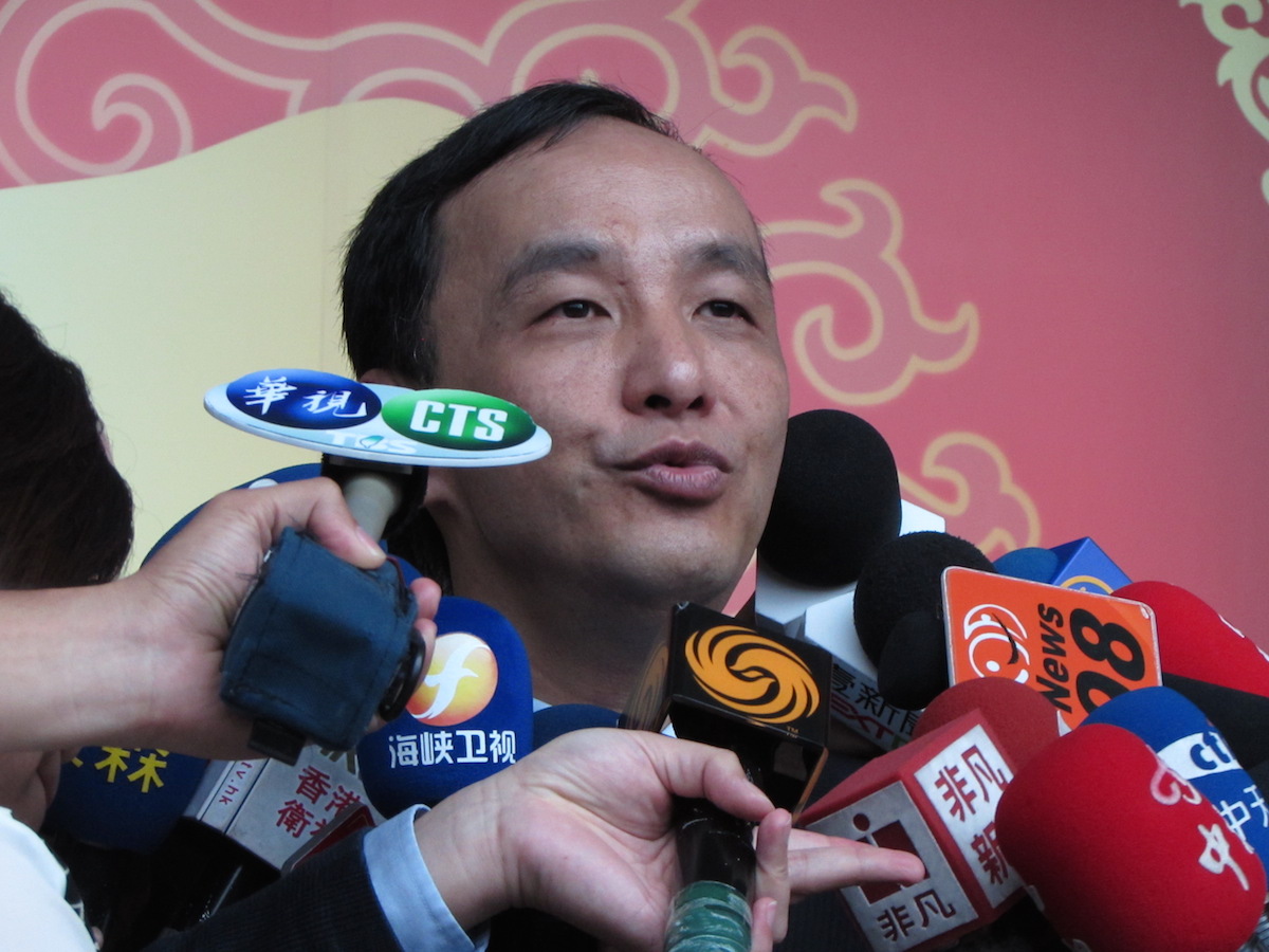 國民黨總統參選人朱立倫21日接受《新聞深喉嚨》專訪，他透露自己知道被網友戲稱為「馬英九2.0」，但是自己比較務實，蔡英文比較模糊。圖：邱珮文/攝