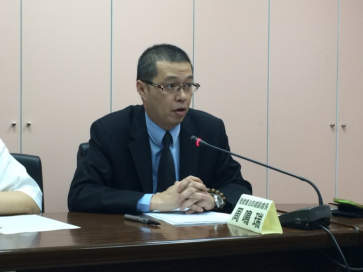 對於中國推動卡式台胞證，陸委會法政處副處長周鳴瑞表示，原先是台生與台商建議，但中國擴及到所有台灣人，陸委會認為思慮不夠周延。圖：符芳碩/攝