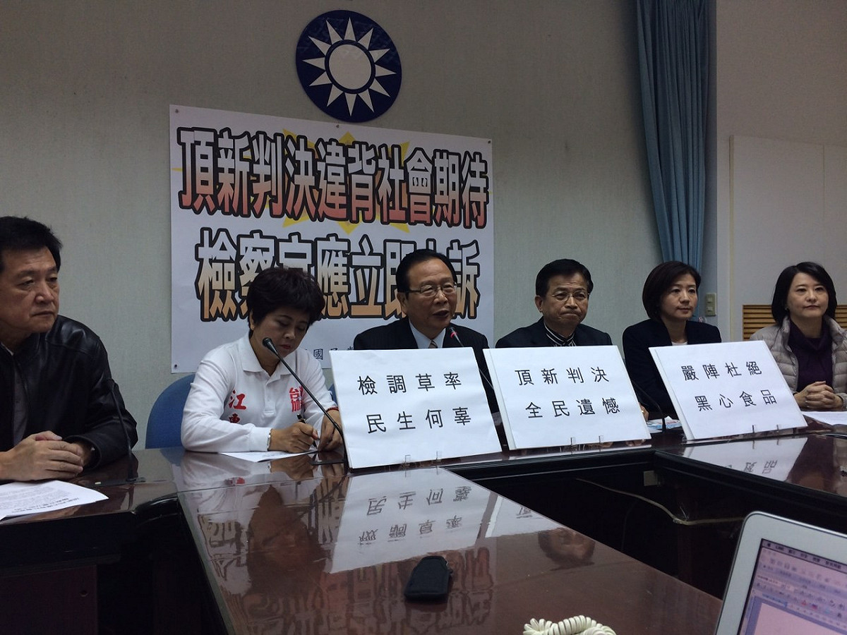 國民黨團28日召開記者會，對於頂新餿油案被告魏應充獲判無罪表達不滿，呼籲檢調立即上訴。圖：符芳碩/攝