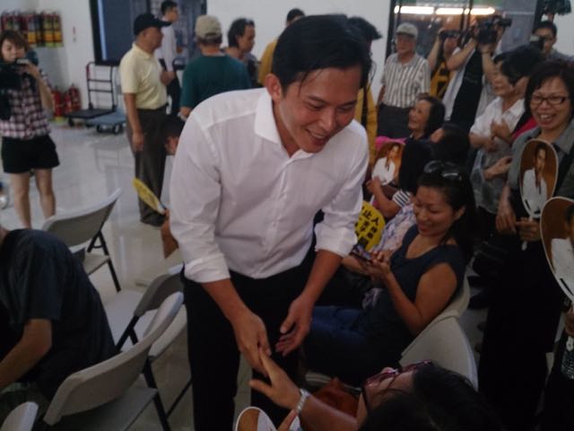 記者會後，黃國昌與熱情支持者互動，展現親和力。圖：黃韋銓/攝