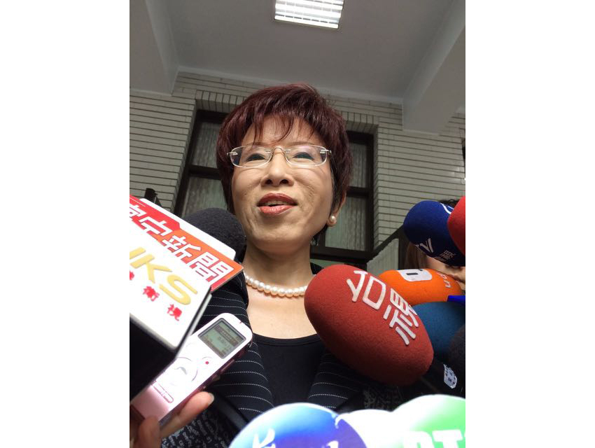 立法院副院長洪秀柱今(7)天對於黨內總統初選民調辦法表示，她個人偏向全民調，但尊重中常會最後的決定。圖：符芳碩/攝
