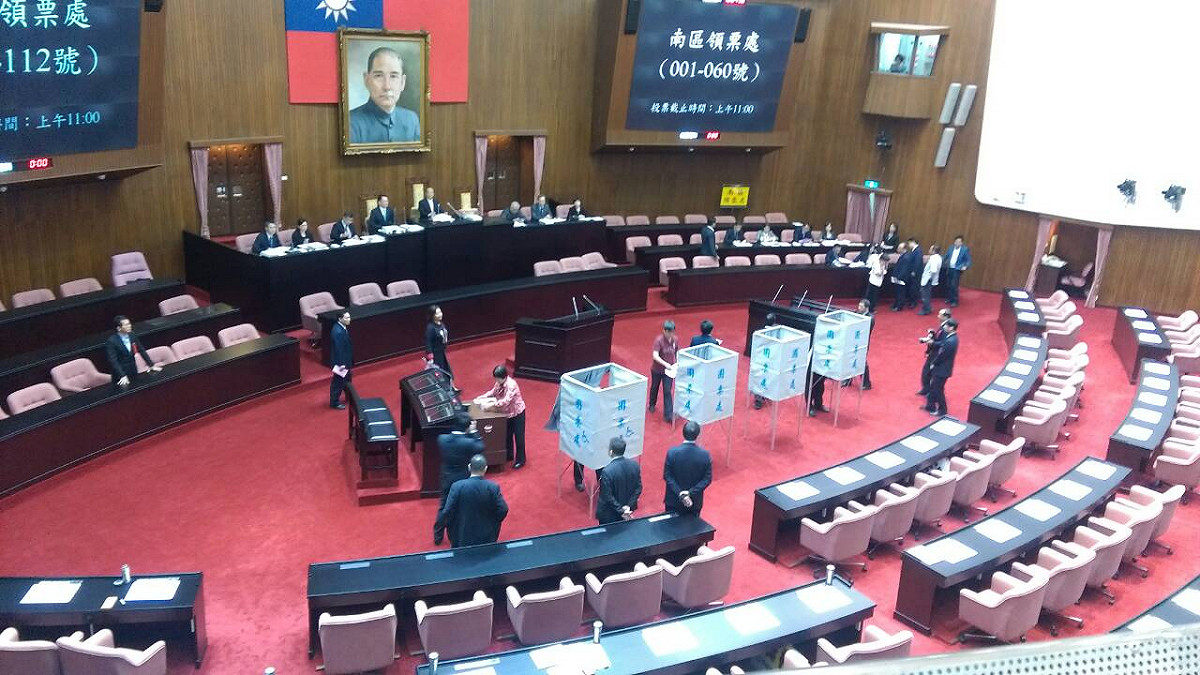 立法院院會30日上午行使中央選舉委員會的人事同意權投票，被提名人江大樹、張淑中、林楷得、林慈玲、劉嘉薇共5人都獲出席立委過半數同意票，將出任中選會委員。圖：楊淳卉/攝