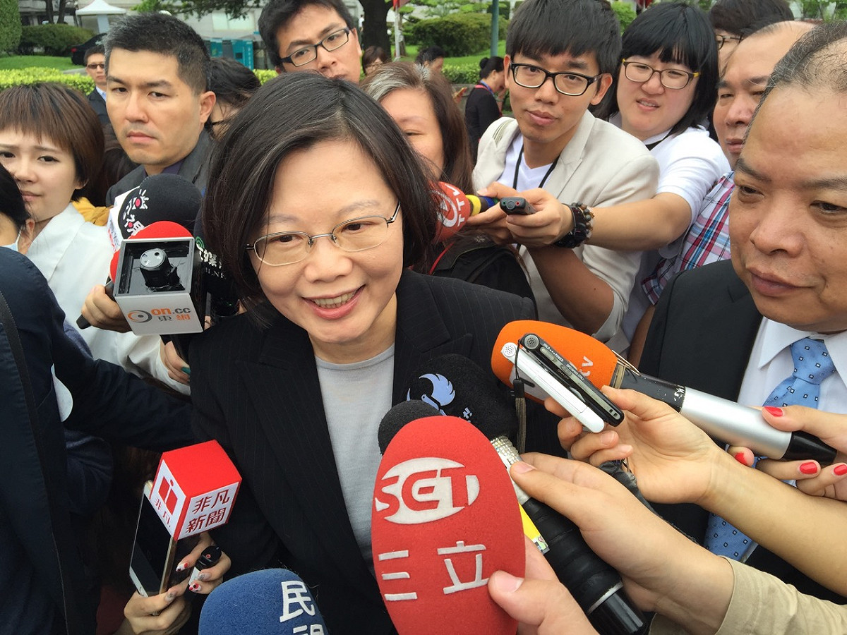 根據《中國時報》10日報導，民進黨主席蔡英文獲黨正式提名參選總統後，比照台北市長柯文哲的勝選模式，籌組俗稱「闇黑小組」的戰情中心，但蔡英文上午受訪時駁斥此事。圖：劉奕霆/攝