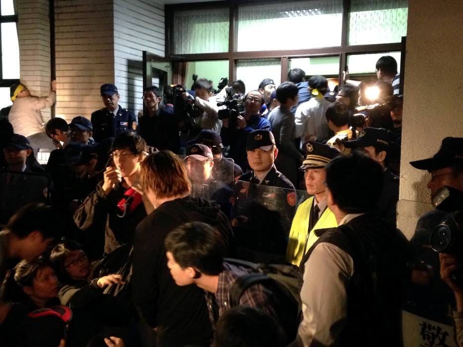針對上百名學生昨晚佔據立法院議場，台灣守護民主平台、台灣農村陣線及黑色島國青年陣線等公民團體今(19)天上午10點半左右發布緊急新聞稿提出3點訴求。圖：劉奕霆/攝