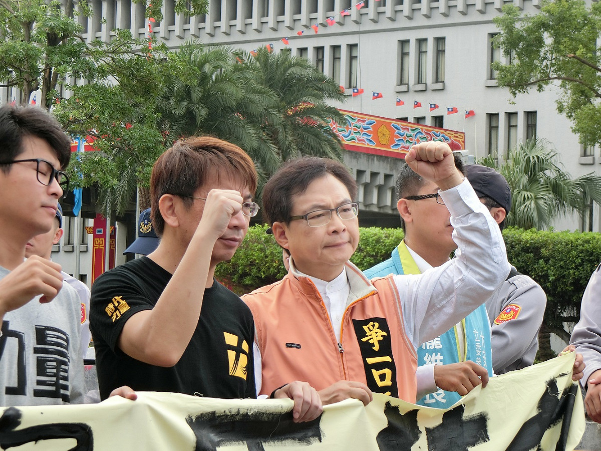 遭國民黨開除黨籍的前立委紀國棟也加入時代力量抗議之列，高喊罷免馬英九。圖：楊淳卉/攝