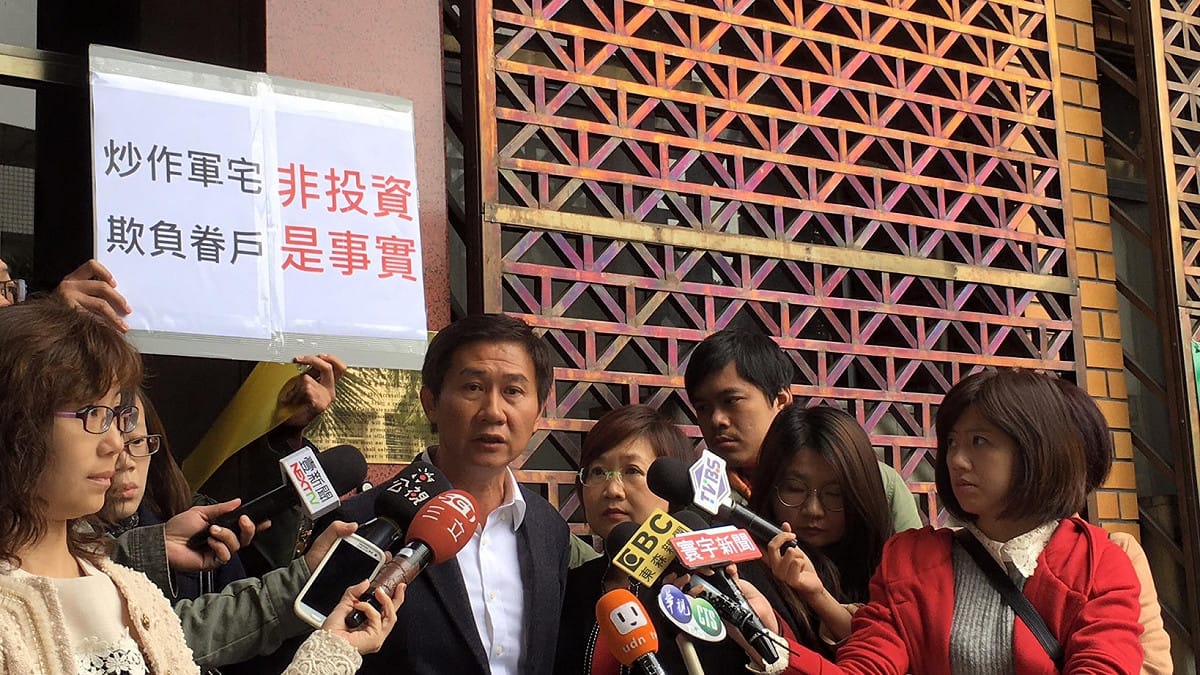 民進黨彰化第1選區立委候選人陳文彬3日上午赴台北地檢署按鈴控告國民黨副總統候選人王如玄。圖：翻攝陳文彬臉書