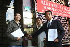 建國百年國慶晚會「夢想家」音樂劇經費爭議，民進黨發言人梁文傑（左起）、莊瑞雄、林俊憲，4日前往台北地檢署按鈴控告文建會主委盛治仁涉嫌圖利。圖片來源：中央社