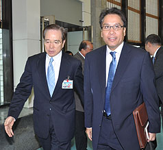 羅哈斯（前右）搭機抵台說明「台嫌遣中」案，我方禮遇通關，他在與我國外交部長楊進添會面前，仍不鬆口道歉。圖片：中央社