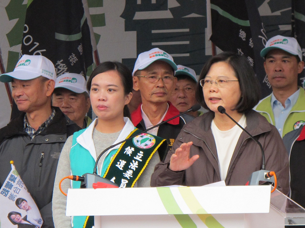 民進黨總統候選人蔡英文12日出席立委候選人呂孫綾在新北市泰山區舉辦的造勢大會。圖：林朝億/攝