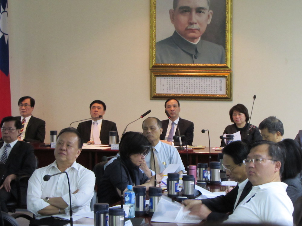 國民黨中常會17日下午用1秒時間鼓掌同意提名案，完成核備洪秀柱為國民黨第14任總統候選人。圖：邱珮文/攝