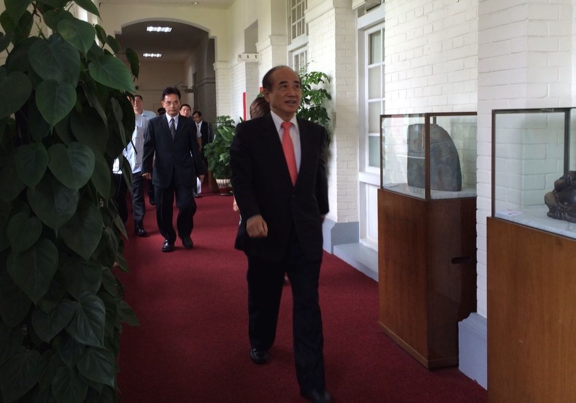 立法院長王金平15日上午接見外賓前受訪重申，不會擔任洪秀柱的競選總部主委，希望洪不要再為難他。圖：符芳碩/攝