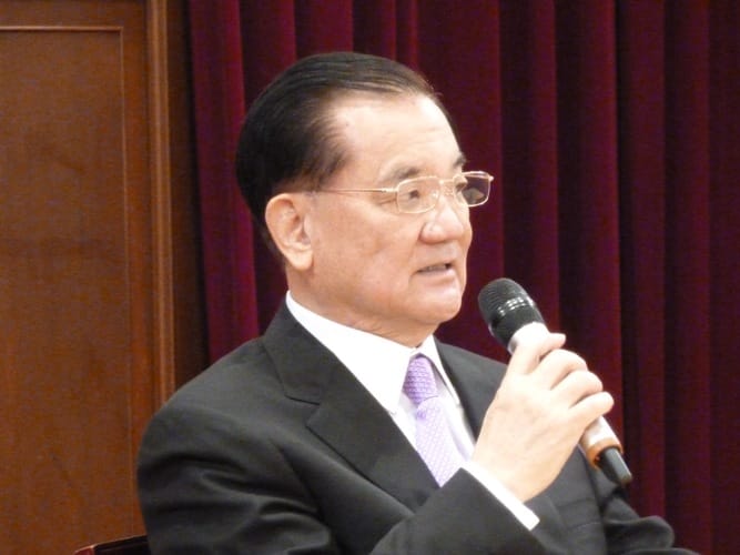 第20屆APEC經濟領袖會議代表團領袖代表連戰12日表示，此行在有關台灣參與國際民航組織（ICAO）和重啟台美TIFA經貿談判平台都獲致正面的回應。圖：謝莉慧/攝