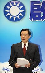 國民黨主席馬英九（圖）16日出席立院黨團幹部授證典禮時表示，15日倒閣案沒有通過，反對黨應儘快讓行政院長江宜樺完成憲法任務與義務，在立法院上台報告。圖：中央社