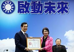國民黨主席馬英九（左）27日在中央黨部主持立法院黨團幹部授證儀式，頒發證書給交通委員會委員長羅淑蕾（前右）等委員，期勉黨團全力把關重要法案。圖片來源：中央社