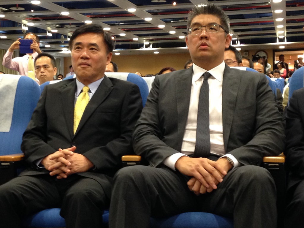 國民黨台北市長參選人連勝文(圖右)今(19)日下午出席北市海運承攬運送商業同業公會活動時，對於新北市長人選遲遲未決定表示，每個地方的情況都不一樣，現階段還是把最基層的這塊顧好就好。圖：劉奕霆/攝