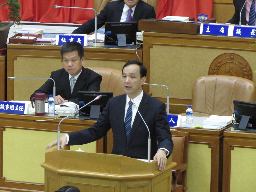 新北市長、國民黨主席朱立倫批評民進黨主席蔡英文在廢死、勞工放假等議題上，態度變來變去。圖：邱珮文/攝
