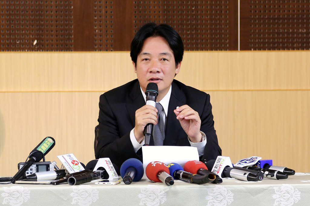 台南市長賴清德因議長李全教涉及賄選一事，一度拒絕進入議會列席備詢，公懲會30日下午決議記賴申誡乙次。圖：新頭殼資料照片