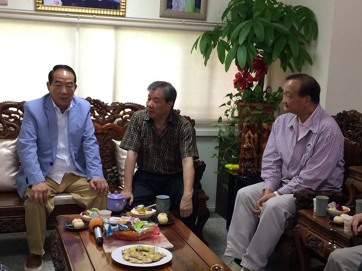 宋楚瑜11日下午拜會前花蓮縣議長蔡文景(右2)及前花蓮市長蔡啟塔(右1)，兩人是否挺宋，動向引人矚目。圖：符芳碩/攝