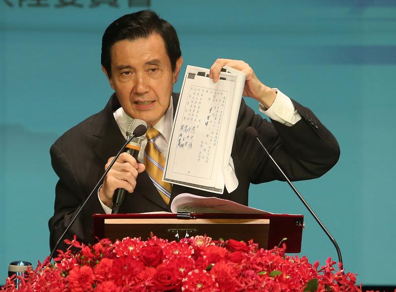 總統馬英九7日秀出前總統李登輝主持國家統一委員會時的簽名，反問「這位是誰？」。圖：中央社