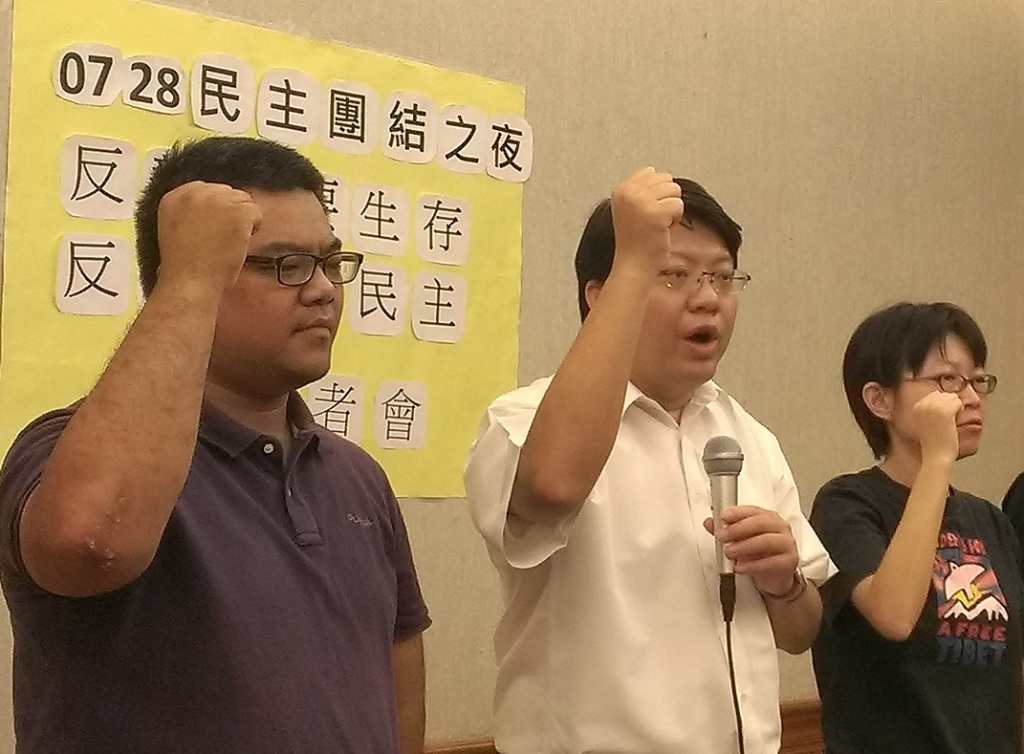 7/28民主團結之夜的訴求是反壟斷、要生存；反黑箱、要民主，廣邀士農工商一同參加、捍衛自己的生存權。中為賴中強。圖：黃郁姍/攝