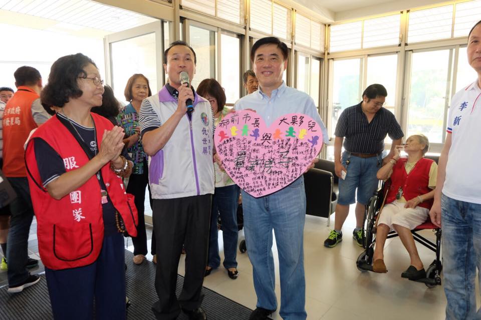 國民黨副主席郝龍斌8日上午前往北市興隆國宅和居民會面。圖：劉奕霆/攝