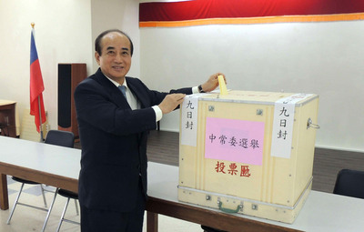 中國國民黨29日舉行中常委選舉，圖為立法院長王金平前往投票。圖：中央社