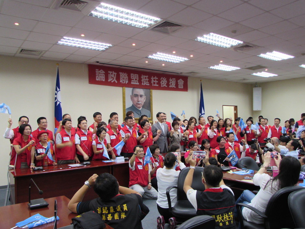 國民黨青年論政聯盟9日在中央黨部舉行挺柱後援會，近50名地方民代出席，與黨主席朱立倫、總統參選人洪秀柱高喊團結，力求粉碎「換柱」傳言。圖：邱珮文/攝