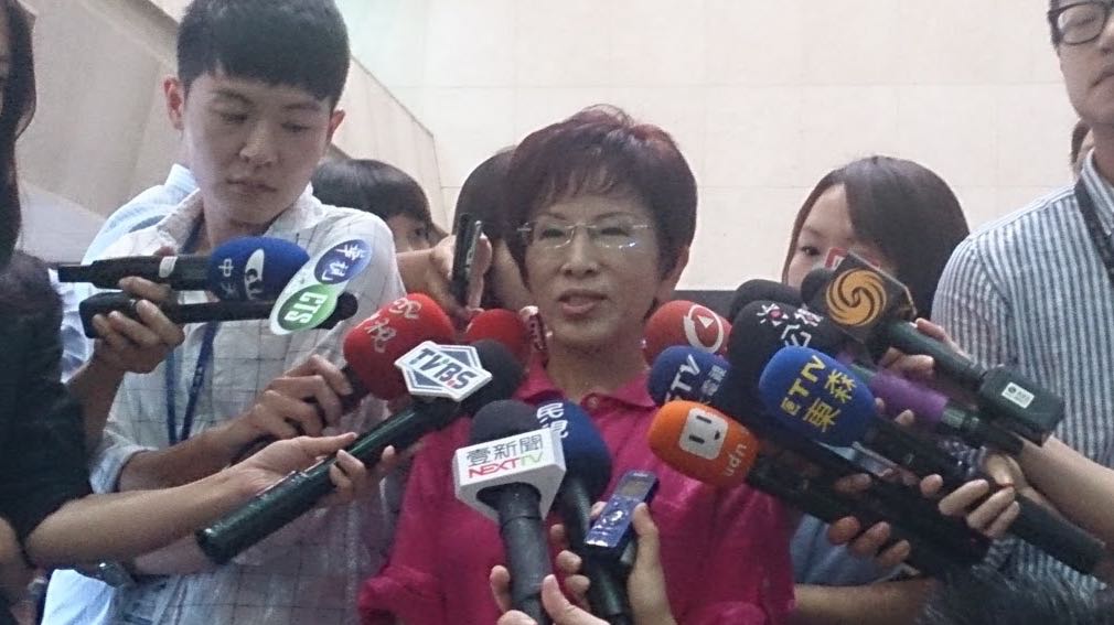 國民黨總統參選人洪秀柱19日接受媒體訪問時表示，面對宋楚瑜南下拔樁危機，她認為關心年輕人議題比去看誰重要得多。圖：黃韋銓/攝