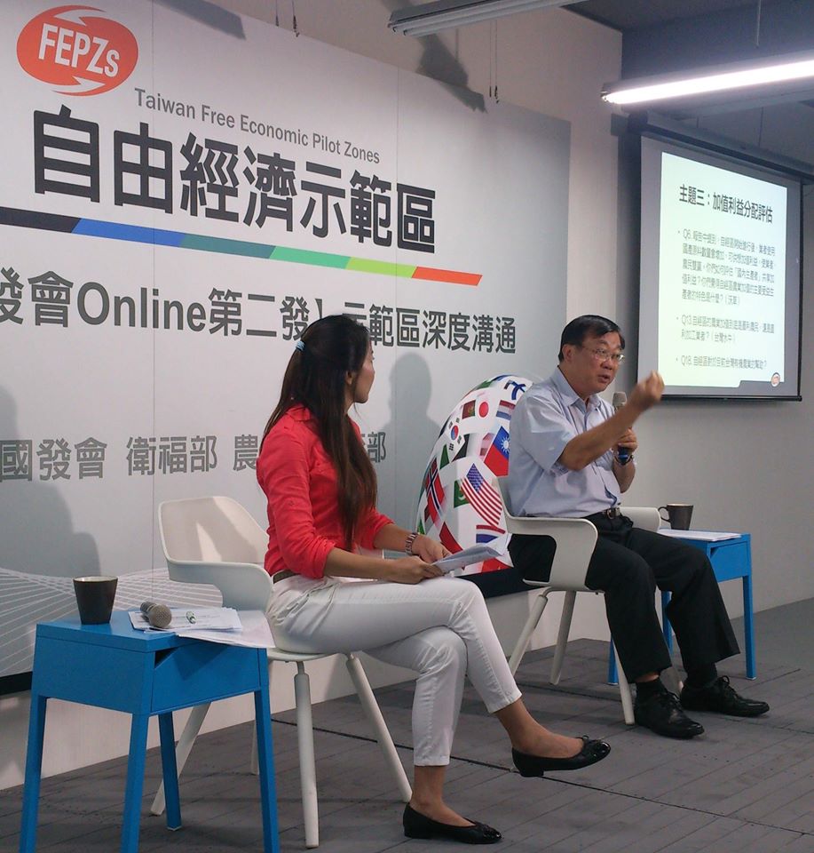農委會主委陳保基（右）昨（31）出席由國家發展委員會所召開的「示範區農業加值深度溝通會」，主張台灣農業應從生產型轉型成加值型農業，並現場直接與媒體面對面討論並回覆網路媒體提問。圖：謝宗穎/攝
