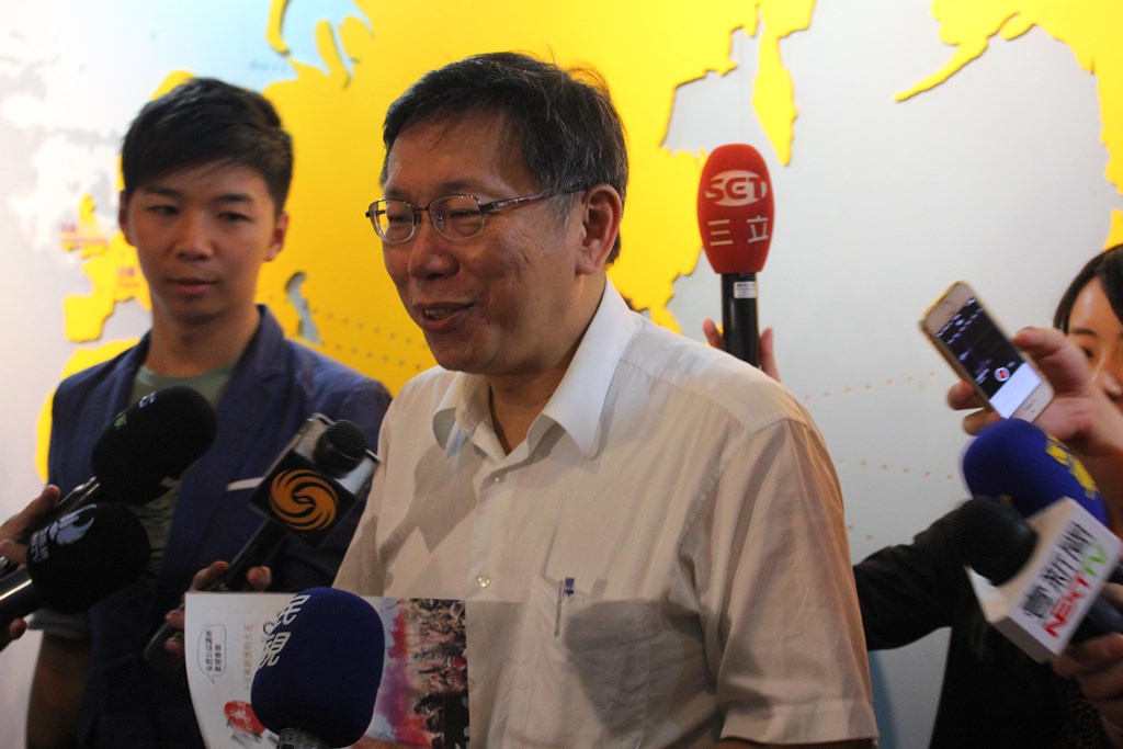 國民黨台北市長參選人連勝文昨日接受媒體專訪時表示，大家說柯文哲是政治素人，若政治素人成天只是酸言酸語，只是個高明的傳統政客；對此柯文哲今日反擊說：「你自己心中酸酸的，看什麼都酸阿」。圖：劉奕霆/攝