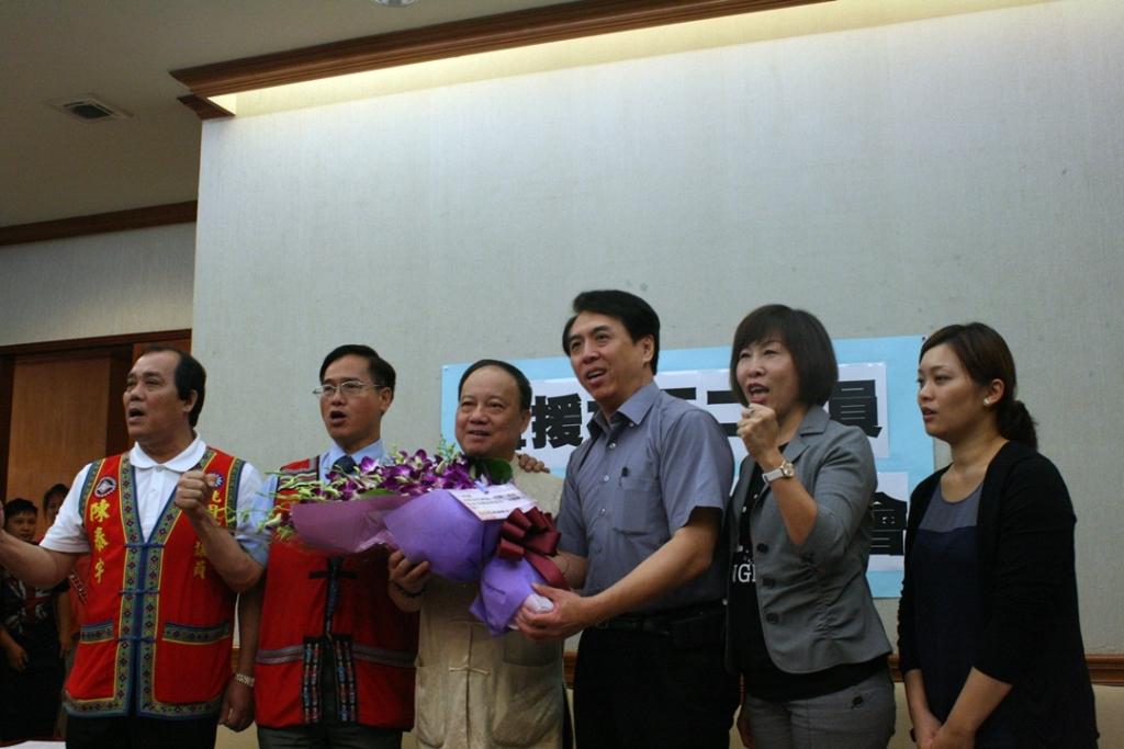 多位聲援親民黨前立委林正二的國民黨立委，送上象徵「堅毅、勇敢」的石斛蘭花束為林正二打氣。圖：林良齊/攝