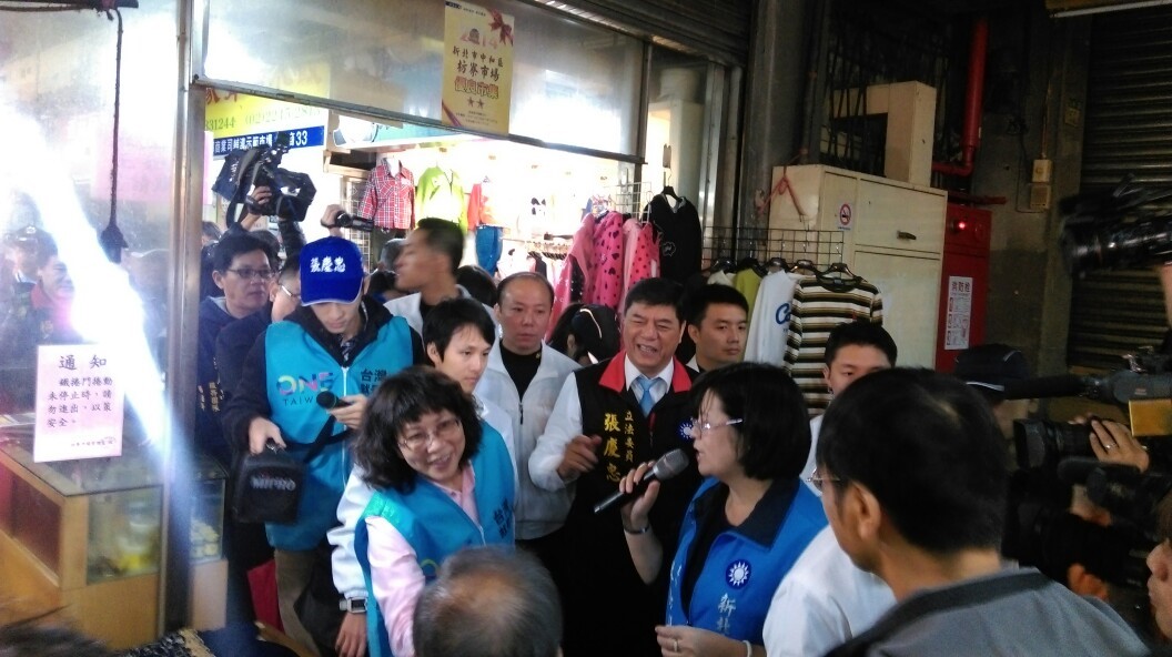 國民黨副總統候選人王如玄28日上午前往新北市中和區枋寮市場拜票。圖：國民黨新北市黨部提供