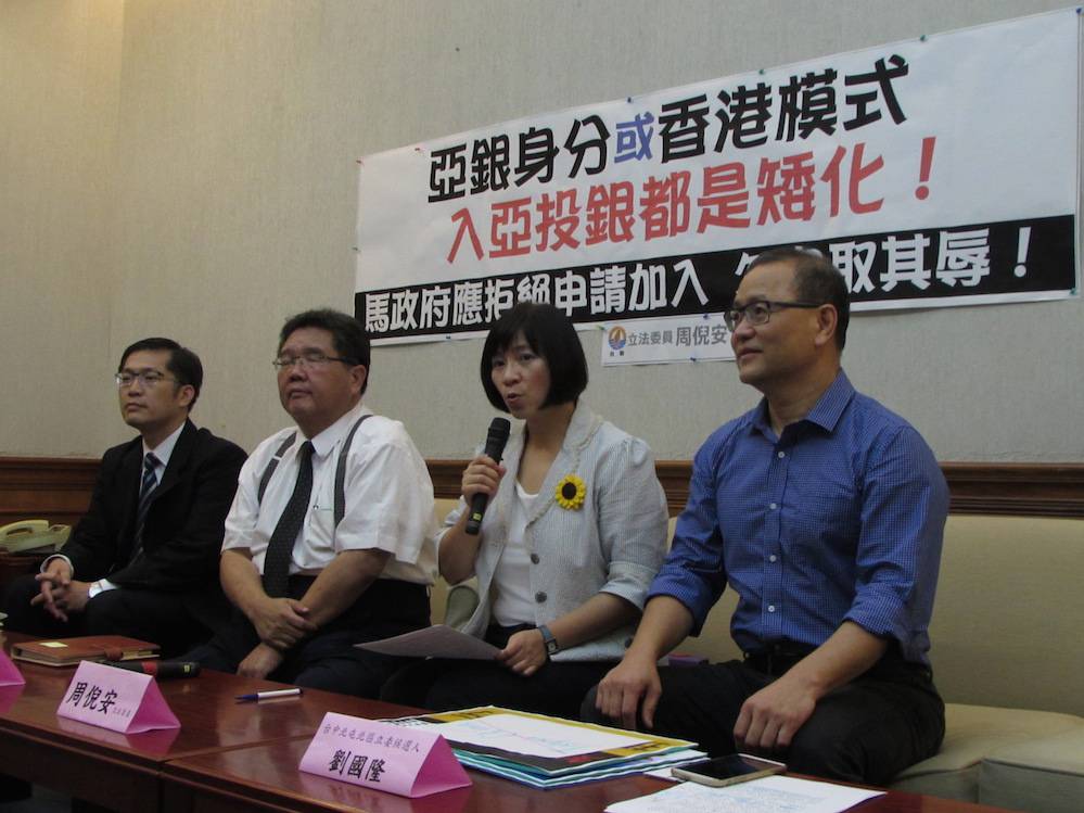 對於亞銀已片面更改我國為「Taipei,China」，國庫署組長陳柏誠(左1)16日表示，逗點後並沒有加空格，表示台灣還是有主權獨立在這裡，而非整個不見。圖：邱珮文/攝