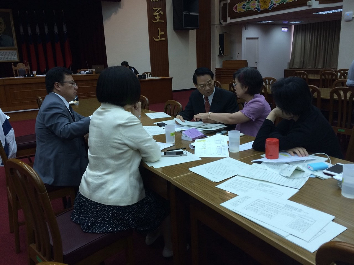立院修憲委員會20日處理朝野共識最高的降低投票年齡案，卻因為是否綁不在籍投票及程序問題吵成一團。圖：符芳碩/攝