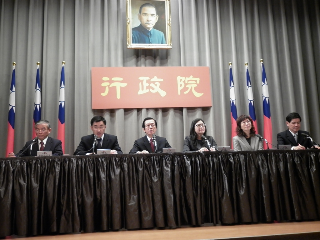 法務部政務次長陳守煌(圖片最右者)10日表示，有關「台嫌遣中」案，依憲法第4條固有疆域的規定，在中國犯罪，視為在中華民國領域內犯罪，所以台灣有管轄權。圖片：謝莉慧攝