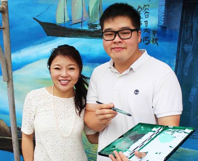 前雲林縣長張榮味8月代替女兒張嘉郡宣布退選雲林海線立委，如今傳出將由兒子張鎔麒接棒。圖為張嘉郡、張鎔麒姊弟參與社區彩繪。圖：翻攝自張嘉郡臉書