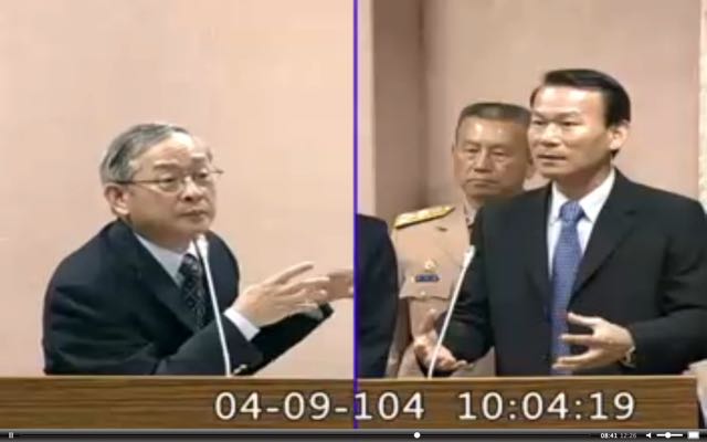國防部總督導長陳添勝(右)今(9)天表示，阿帕契頭盔本身沒有建置軟體，若沒有帶感測器出去，「只有台幣1萬8，很便宜」。圖：翻攝立法院ivod系統