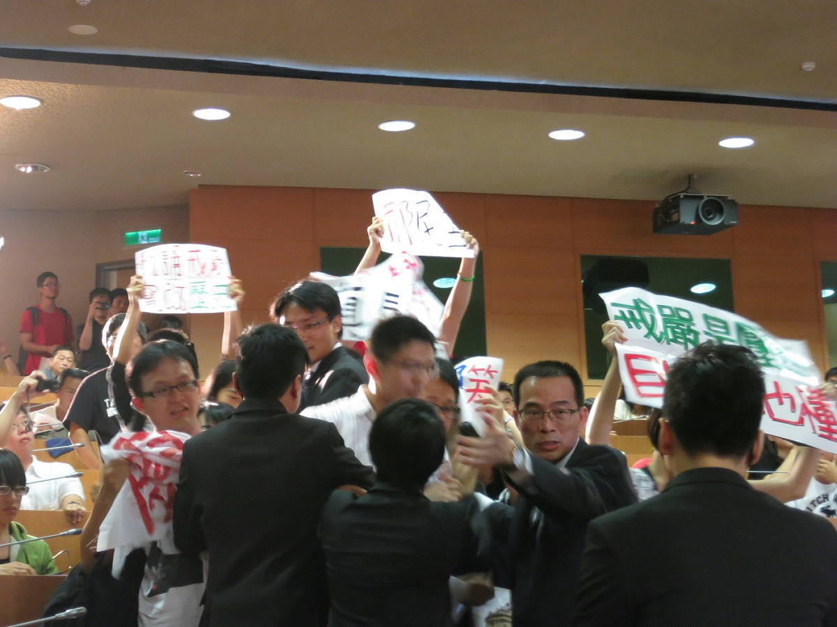 十多位台大學生拿著大字報向郝柏村抗議。圖：林朝億/攝影
