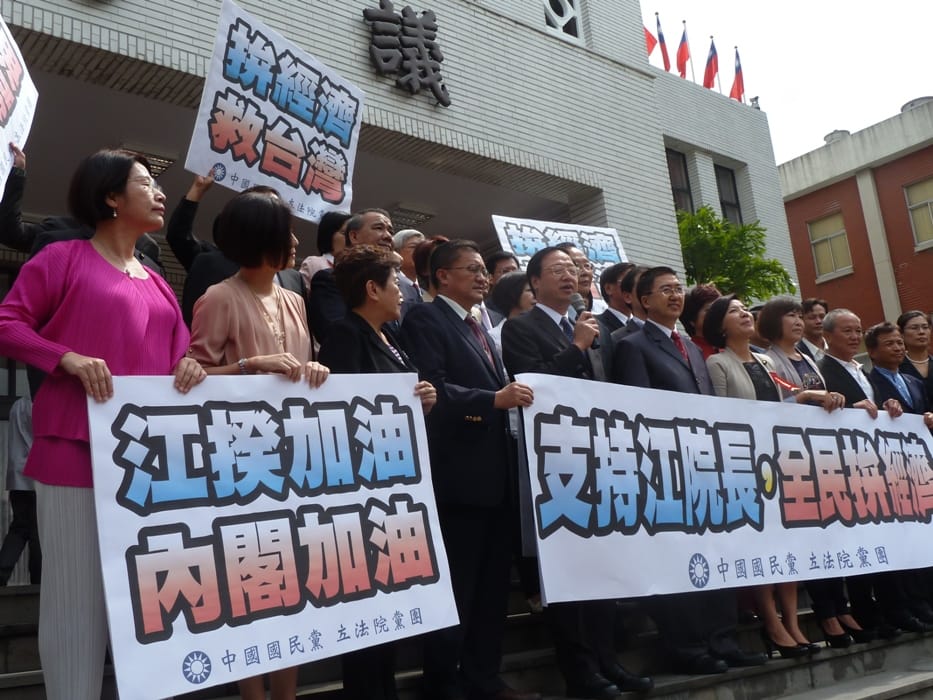 行政院長江宜樺不信任案投票今(15)日結果出爐後，傳出江宜樺的胞弟江宜鵬昨天已因肝癌第4期病逝台大醫院。圖為江揆(圖中拿麥克風者)今天與國民黨立委們在中午合影的照片。圖：謝莉慧/攝