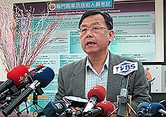 在考試院長關中懇談後，尾牙開黃腔的考選部長賴峰偉決定請辭。圖片來源:中央社